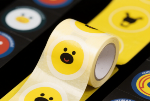 Forradalmasítsa az öntapadó címkék munkafolyamatát a fejlett lézeres vezérlőrendszerrel